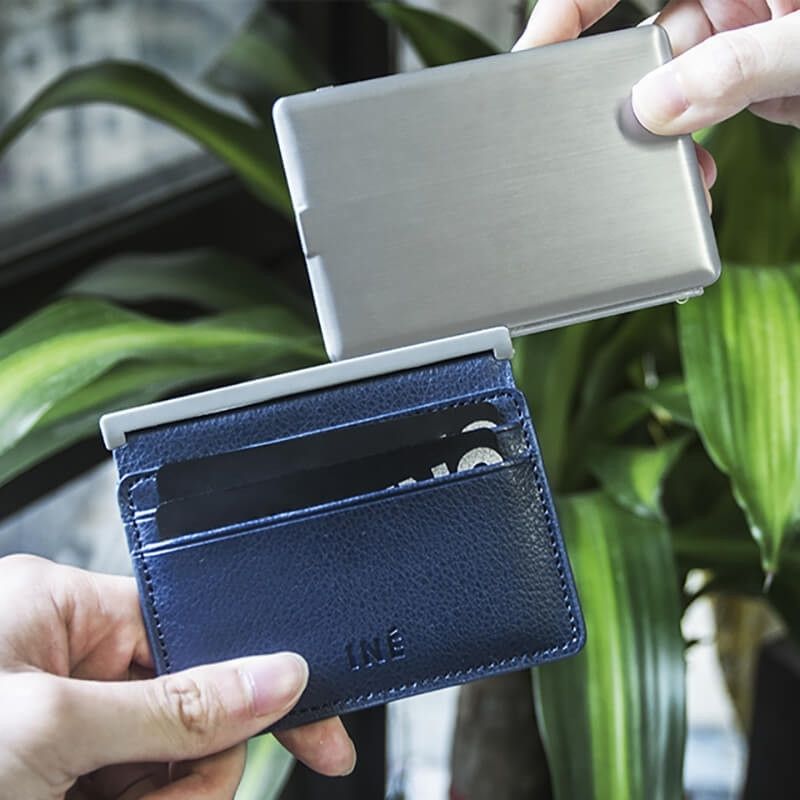 Cartera de piel reciclada y power bank - Imagen 12